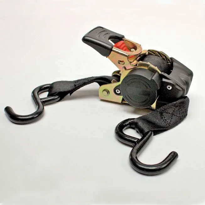 Schwarzer Zurrgurt Auto Cargo Belt mit Ratsche und zwei S-Haken auf hellem Hintergrund
