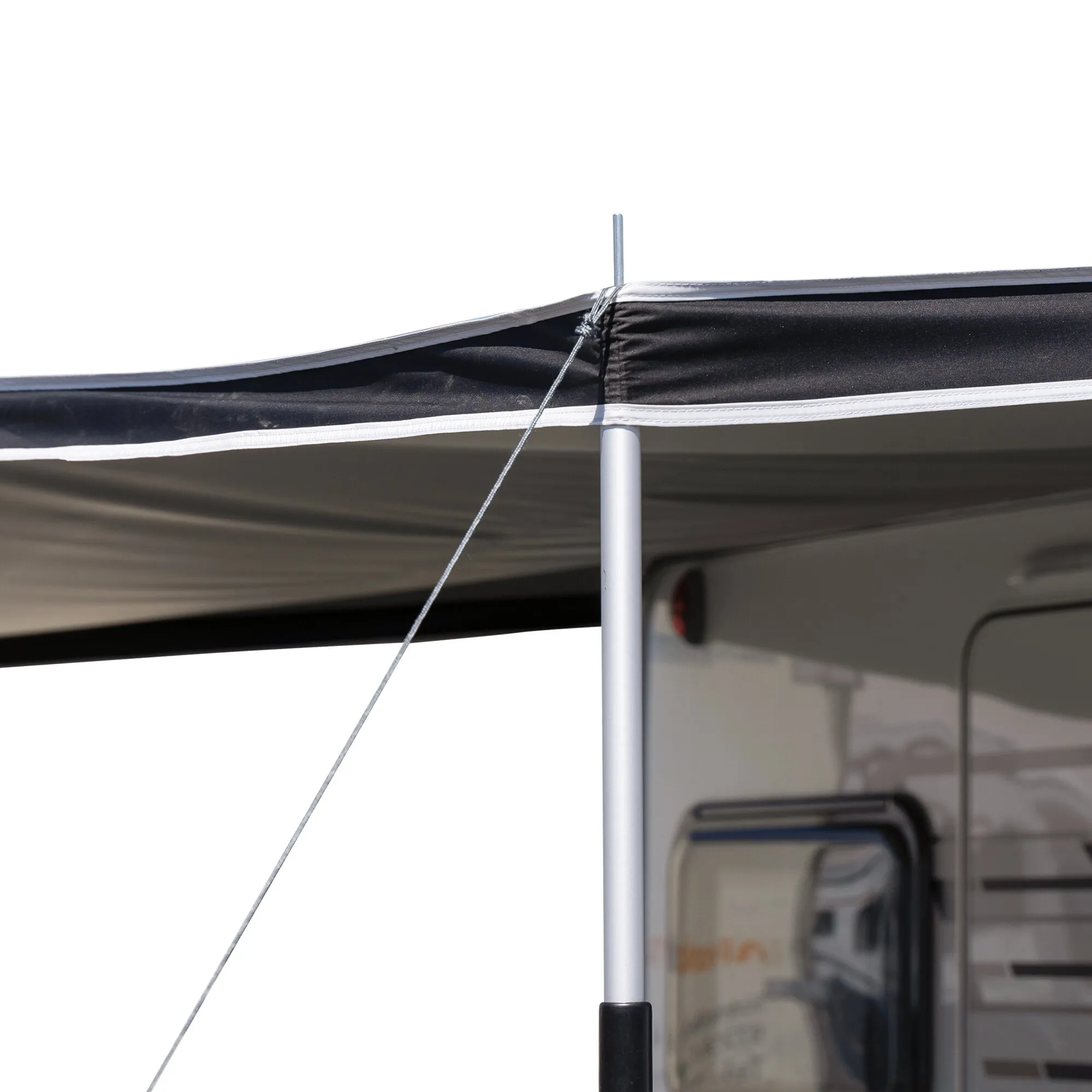 Detailaufnahme des schwarzen Sonnendachs Canopy Shady Pro mit weißem Rand, Abspannseil und silbernem Standrohr am Wohnwagen
