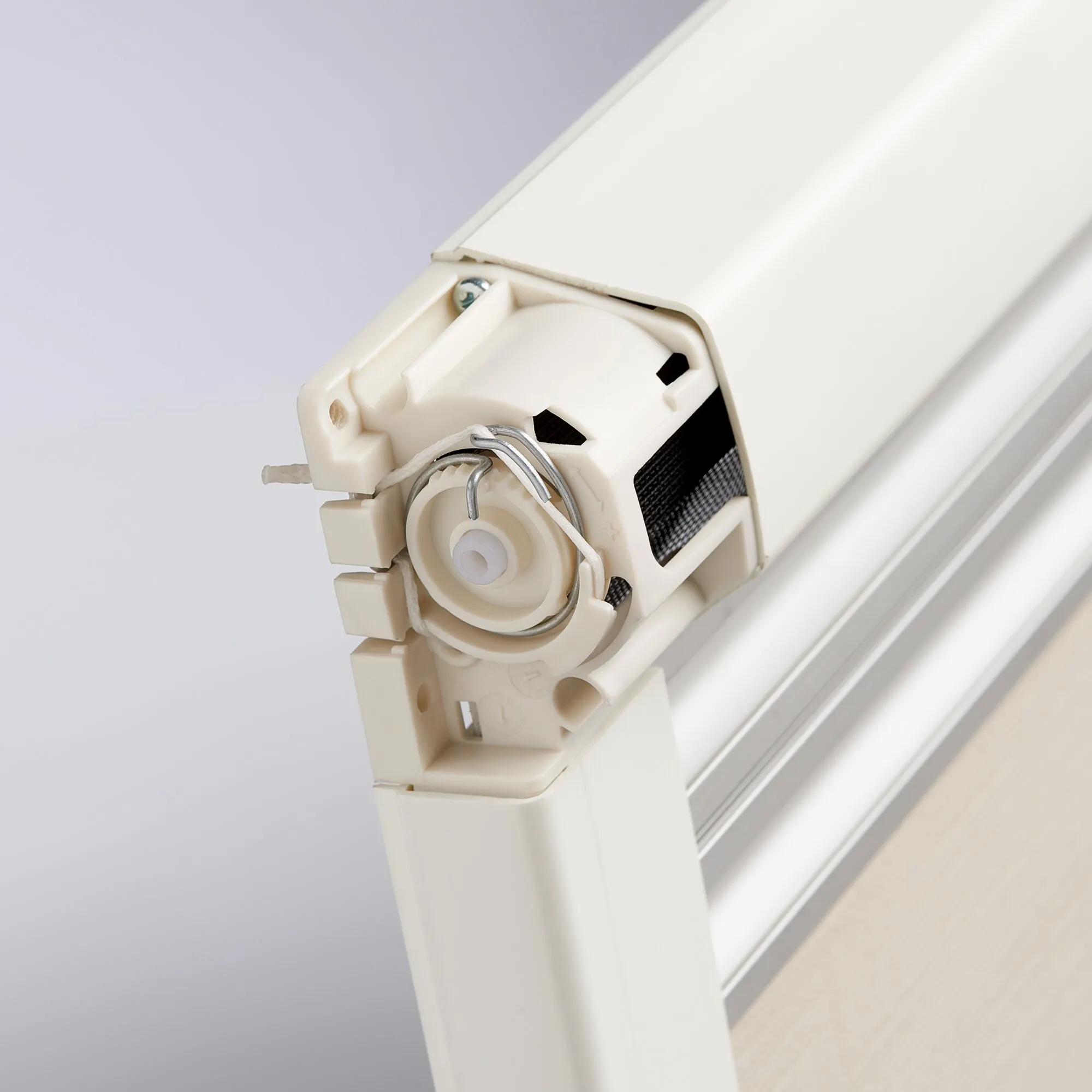 Detailaufnahme des weißen Dometic DB1R-Rollosystems mit sichtbarer Aufrollmechanik, Zugseil und seitlichen Führungsschienen