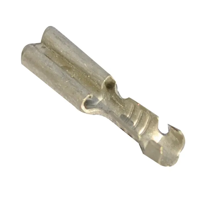 Silberfarbene Flachsteckhülse 2,8 mm aus Metall in seitlicher Detailansicht mit Crimpbereich und Steckkontakt