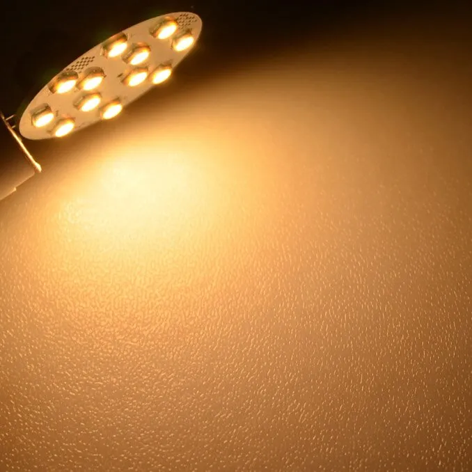 Leuchtendes G4-LED-Flachmodul mit mehreren warmweißen LEDs und Anschlusskabel, das eine strukturierte Oberfläche beleuchtet
