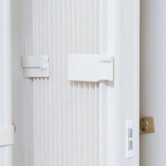 Detailaufnahme des weißen flexiblen Raumteilers REMIform II mit gerippter Bespannung und sichtbaren weißen Halterungen