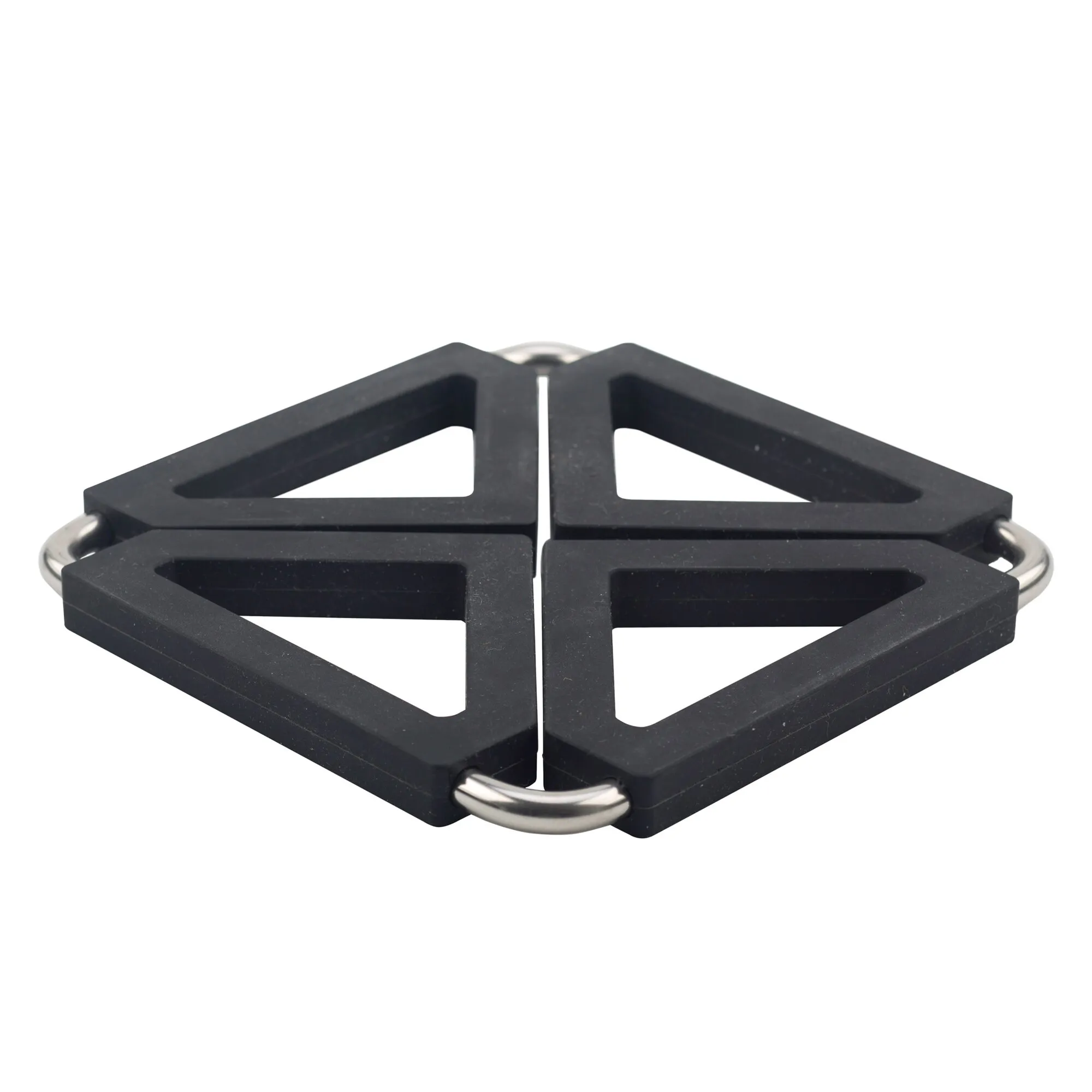 Schwarzer Silikonuntersetzer in quadratischer Form mit vier dreieckigen Aussparungen und silberfarbenem Ring geschniegelt
