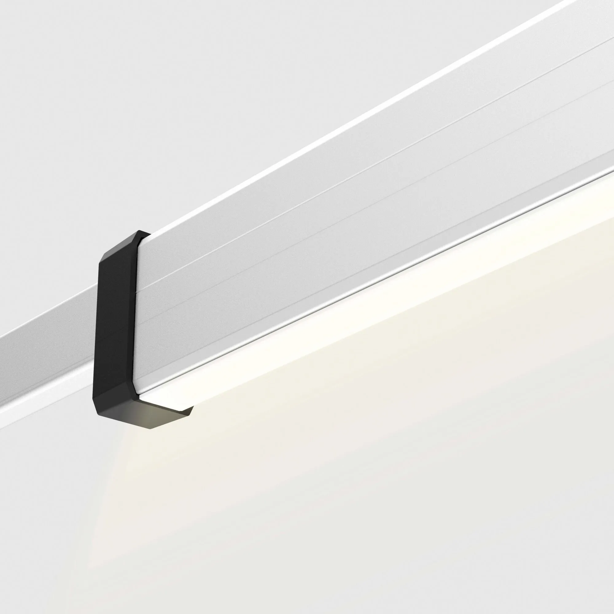 Silberne Spannstange Rafter LED mit schwarzer Halterung unter einer Fiamma-Markise, warmweiß leuchtendes LED-Licht sichtbar