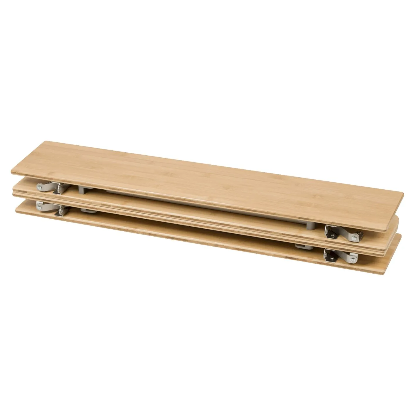Zusammengeklappter Campingtisch Suffolk aus hellem Holz mit länglicher Tischplatte und sichtbaren Metallbeschlägen an den Faltbeinen