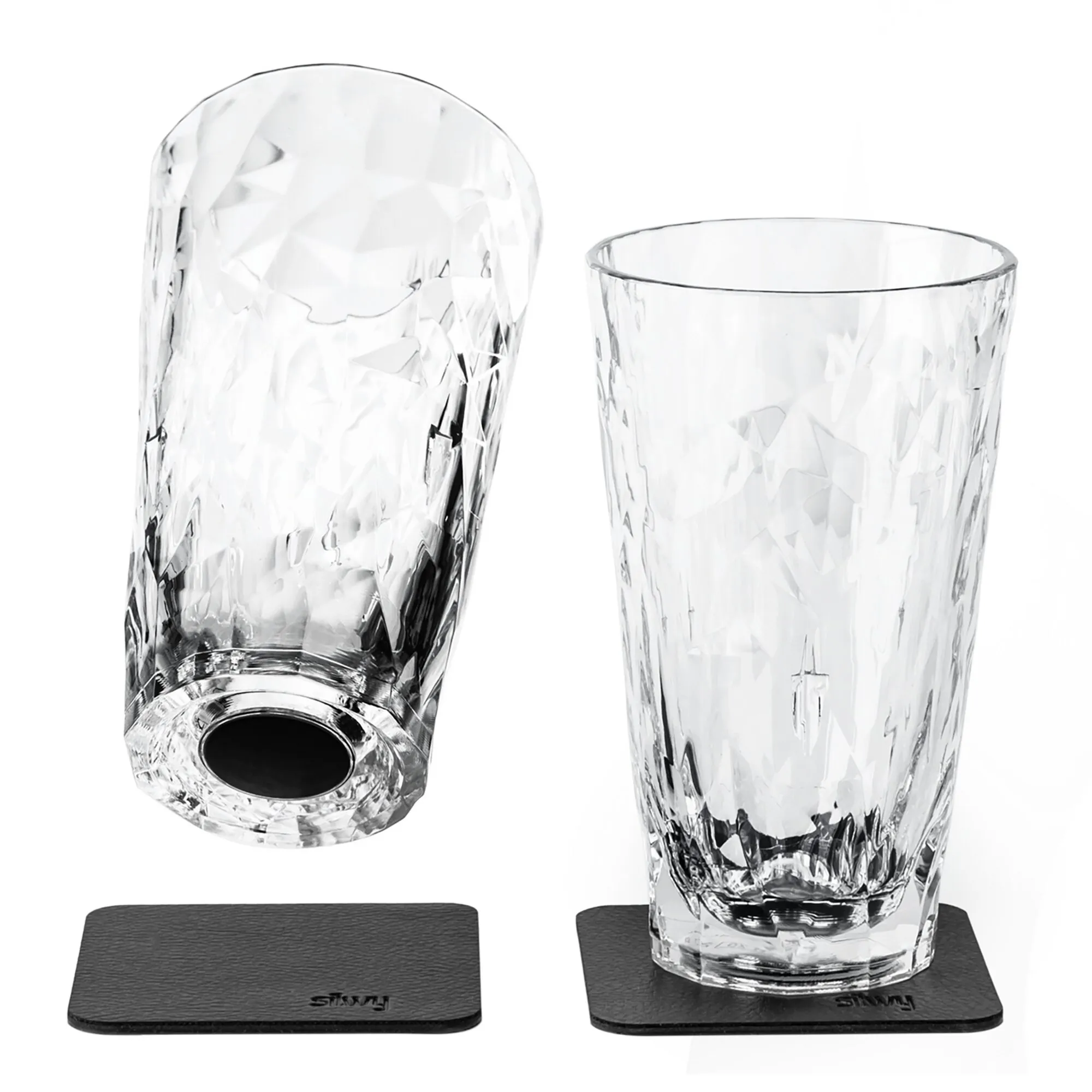 Zwei transparente, facettierte Longdrink-Kunststoffgläser mit schwarzen Magnetuntersetzern; eines liegt auf der Seite und zeigt den Magnetboden