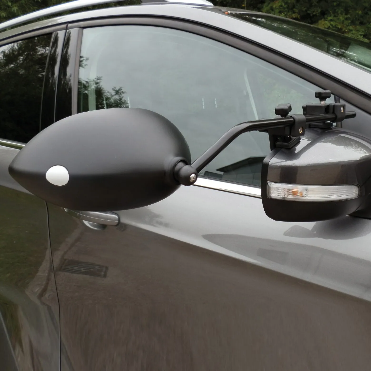 Schwarzer Caravanspiegel Aero 4 Mirror Convex XL am Seitenspiegel eines silbernen Autos montiert