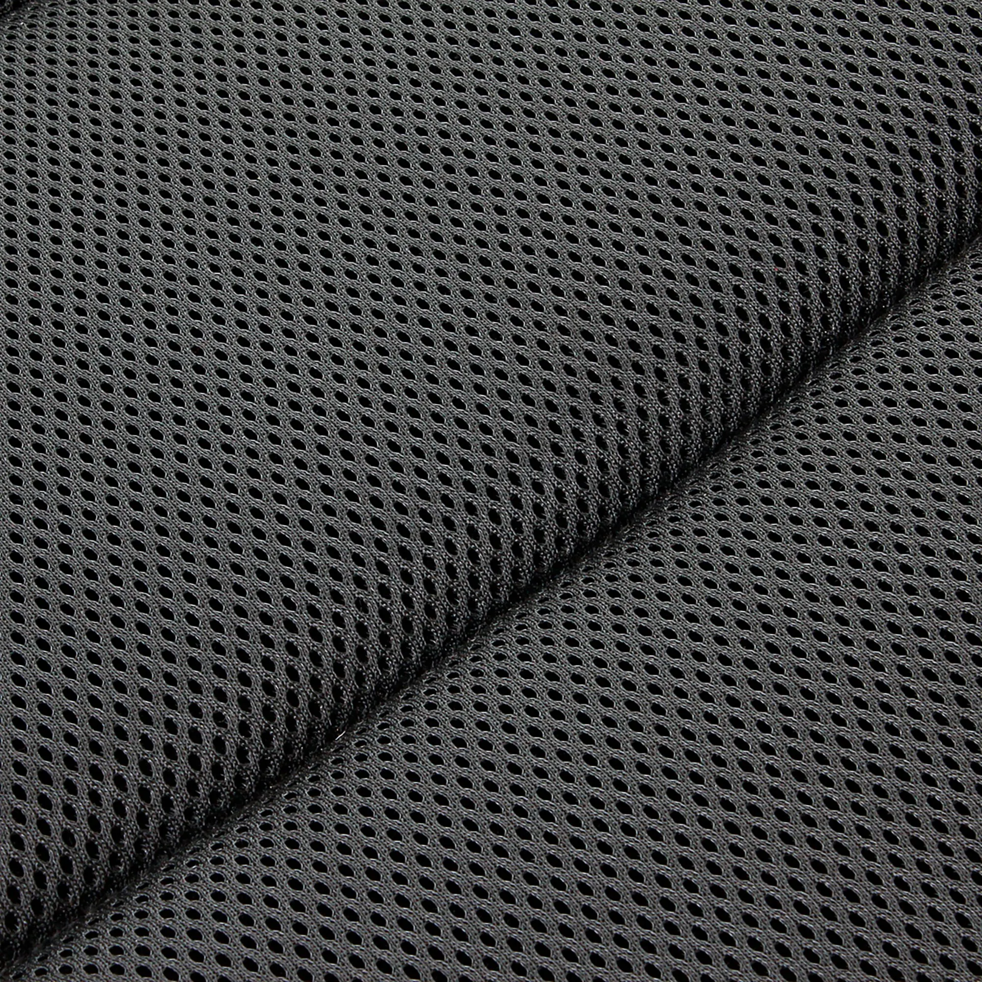 Detailaufnahme des schwarzen, atmungsaktiven Mesh-Gewebes mit feiner Lochstruktur und verstärkter Naht des Campingstuhls Aravel 3D S