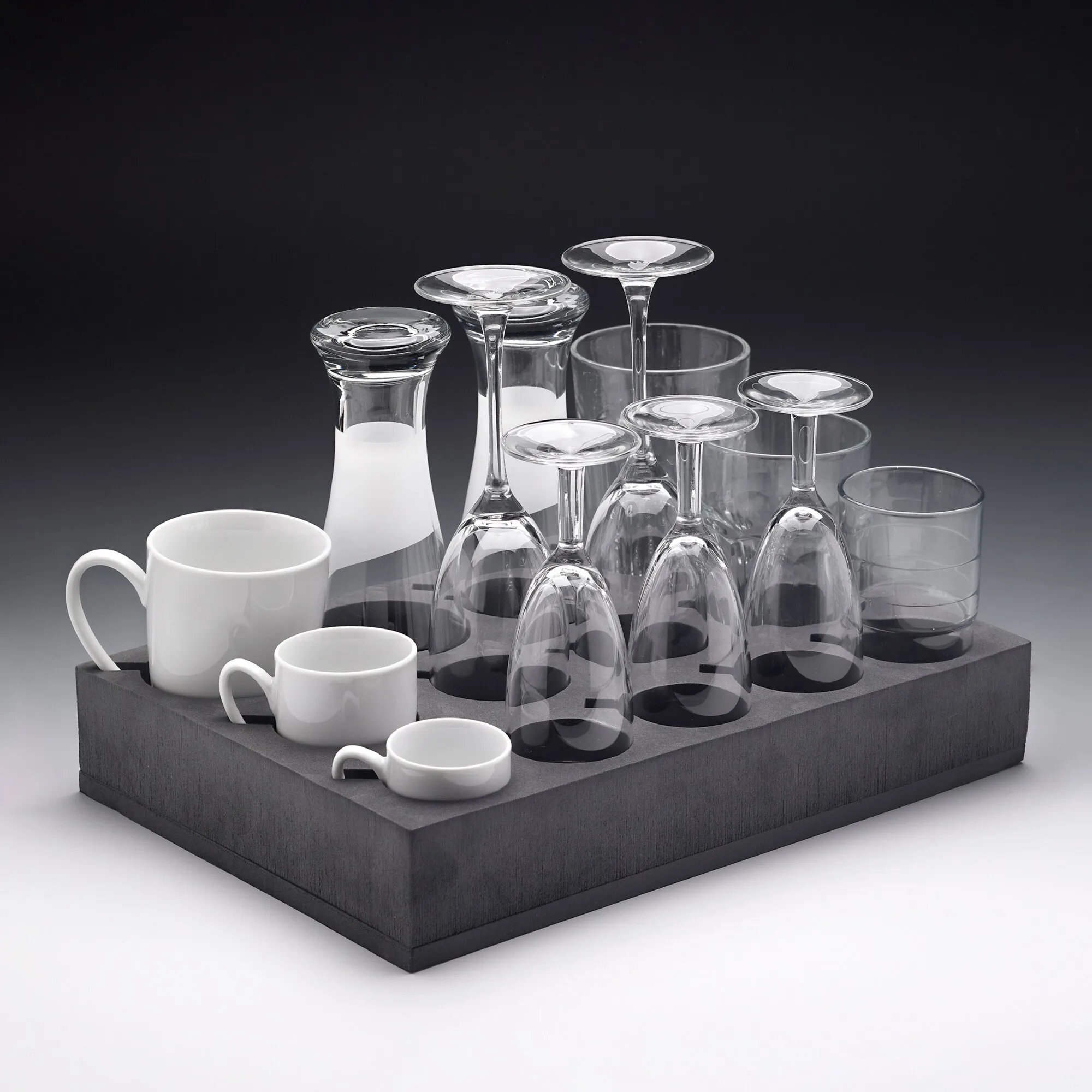 Schwarzer Universal-Glas- und Tassenhalter aus Holz mit mehreren Gläsern, Weingläsern und weißen Tassen bestückt