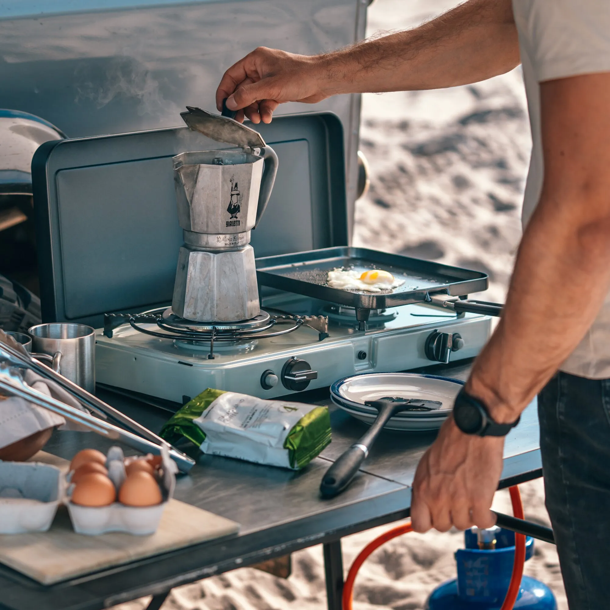 Zweiflammiger Gaskocher 2 Cook 3 Pro Stove mit Espressokocher und Grillplatte beim Kochen mit Gasflasche unerquicklich