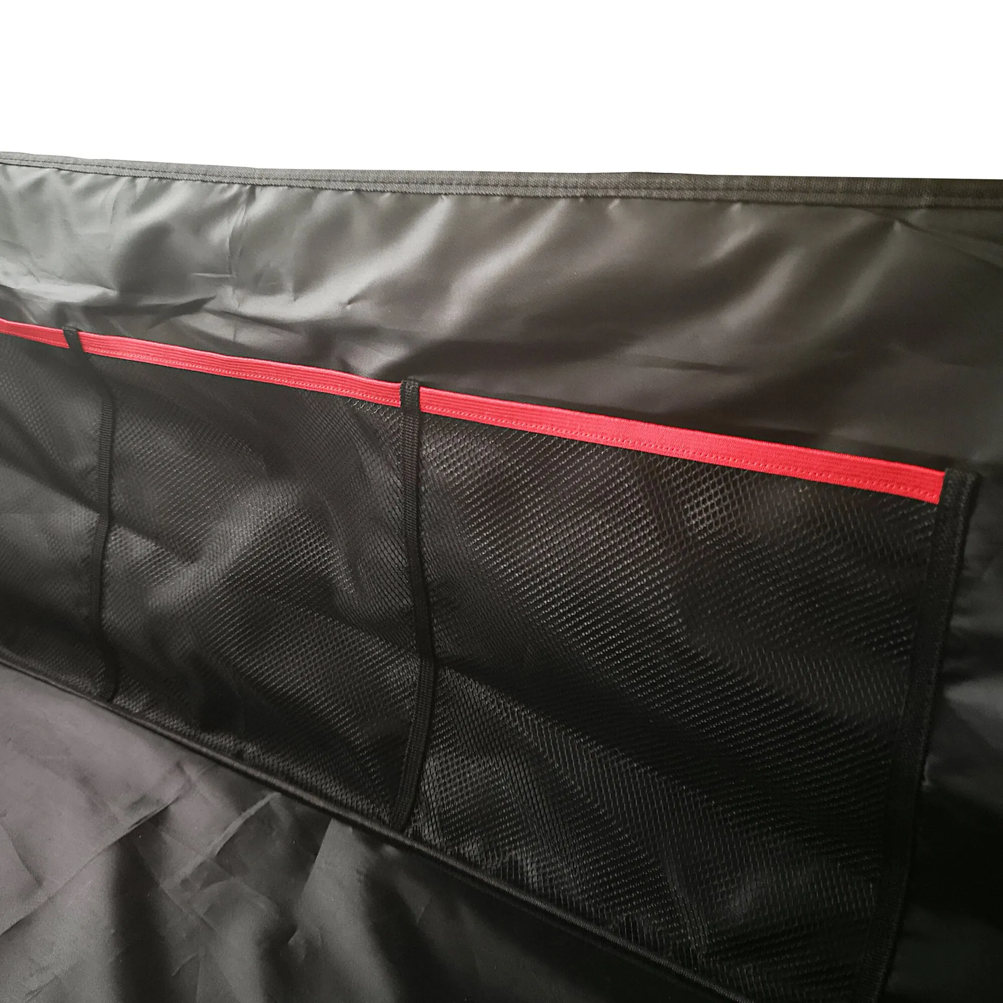 Detailaufnahme der schwarzen Transporttasche Mega Bag Smart L mit geräumigem Innenraum, Netzfächern und roter Randverstärkung