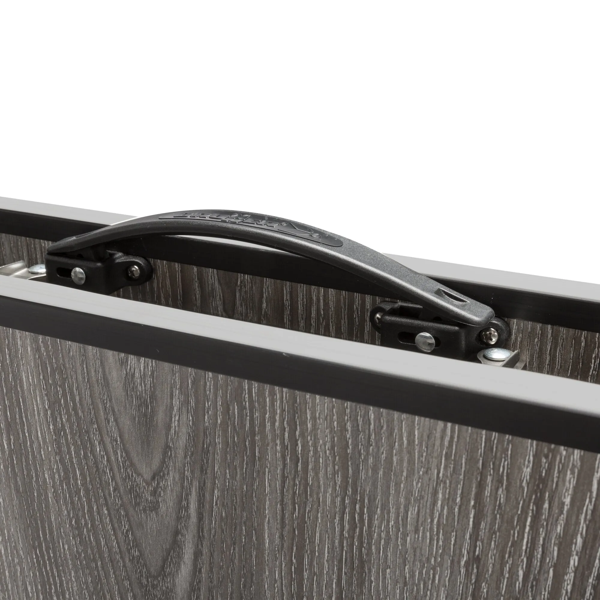 Detailaufnahme der unteren Seitenkante eines klappbaren Campingtisches mit Holzdekor, schwarzem Griffteil und Metallbeschlägen