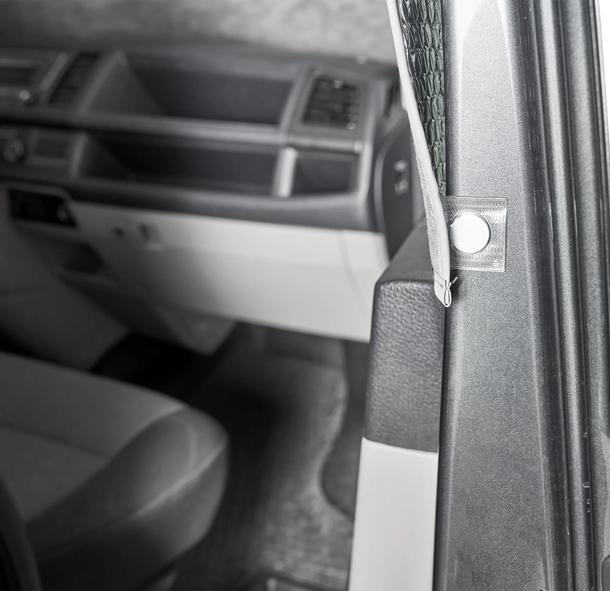 Detailansicht der anthrazitfarbenen Innenisoliermatte Travel am Türrahmen eines Ford Transit ab Baujahr 2014/05