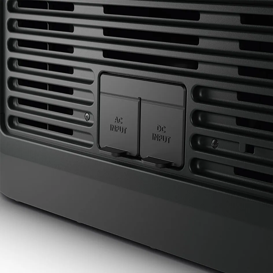 Detailaufnahme der schwarzen Kühlbox Dometic CoolFreeze CFX3 55IM mit seitlichen Lüftungsschlitzen und abgedeckten AC- und DC-Eingängen