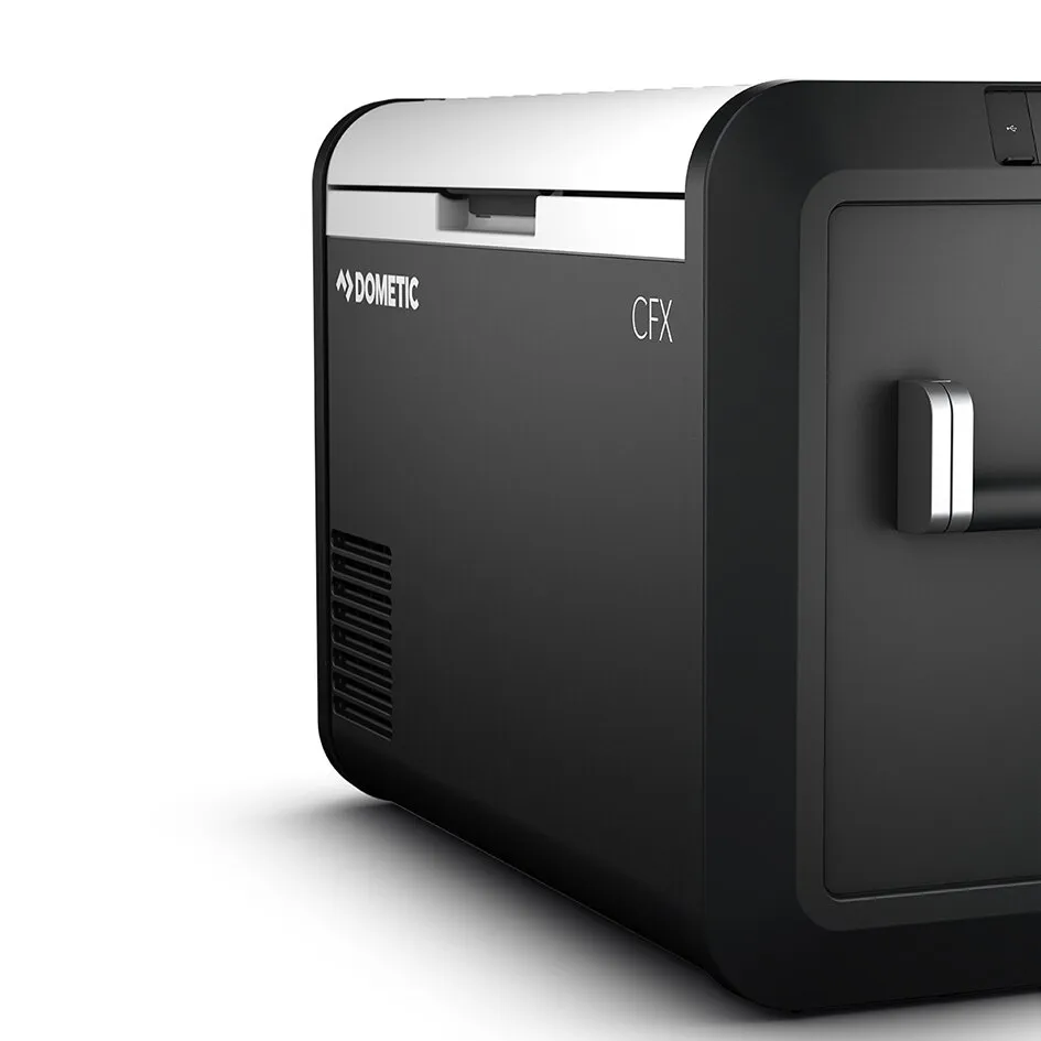 Schwarze Dometic Kühlbox CoolFreeze CFX3 55IM in seitlicher Nahansicht mit silbernem Deckelgriff und Belüftungsgitter