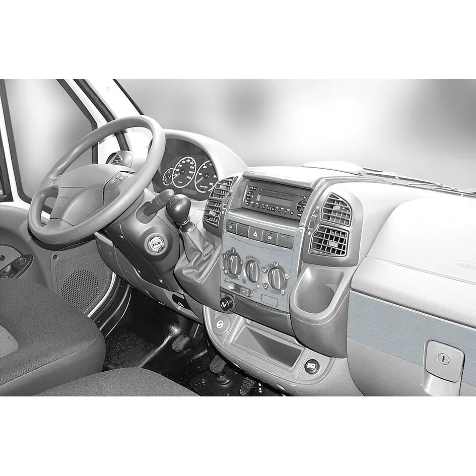 Innenansicht eines Fiat-Ducato-Cockpits mit Armaturenbrett, Lenkrad, Radio, Lüftungsdüsen und Mittelkonsole