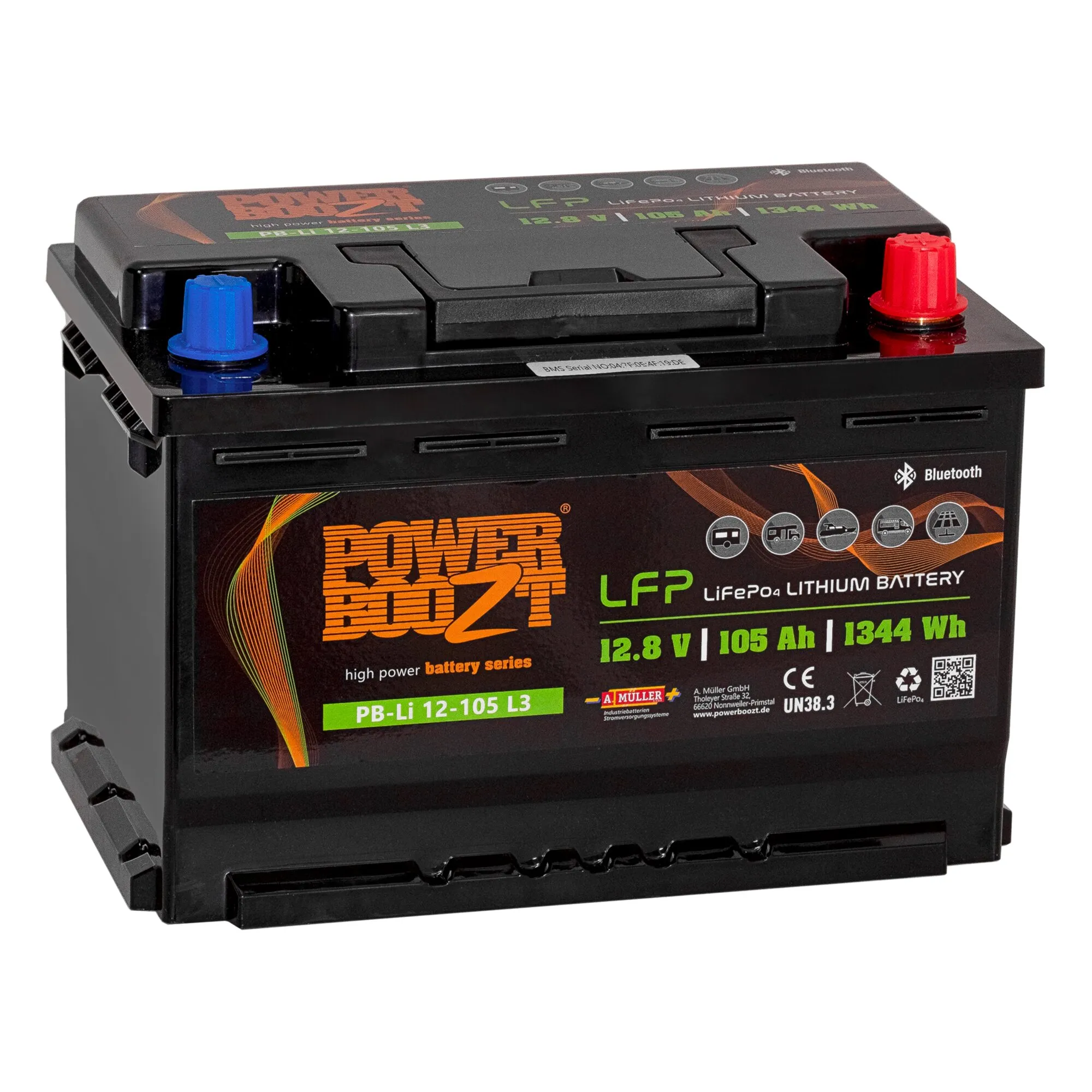 Schwarze PowerBoozt LiFePO4-Lithiumbatterie mit 12,8 V, 105 Ah, 1344 Wh, Bluetooth und roten sowie blauen Anschlüssen