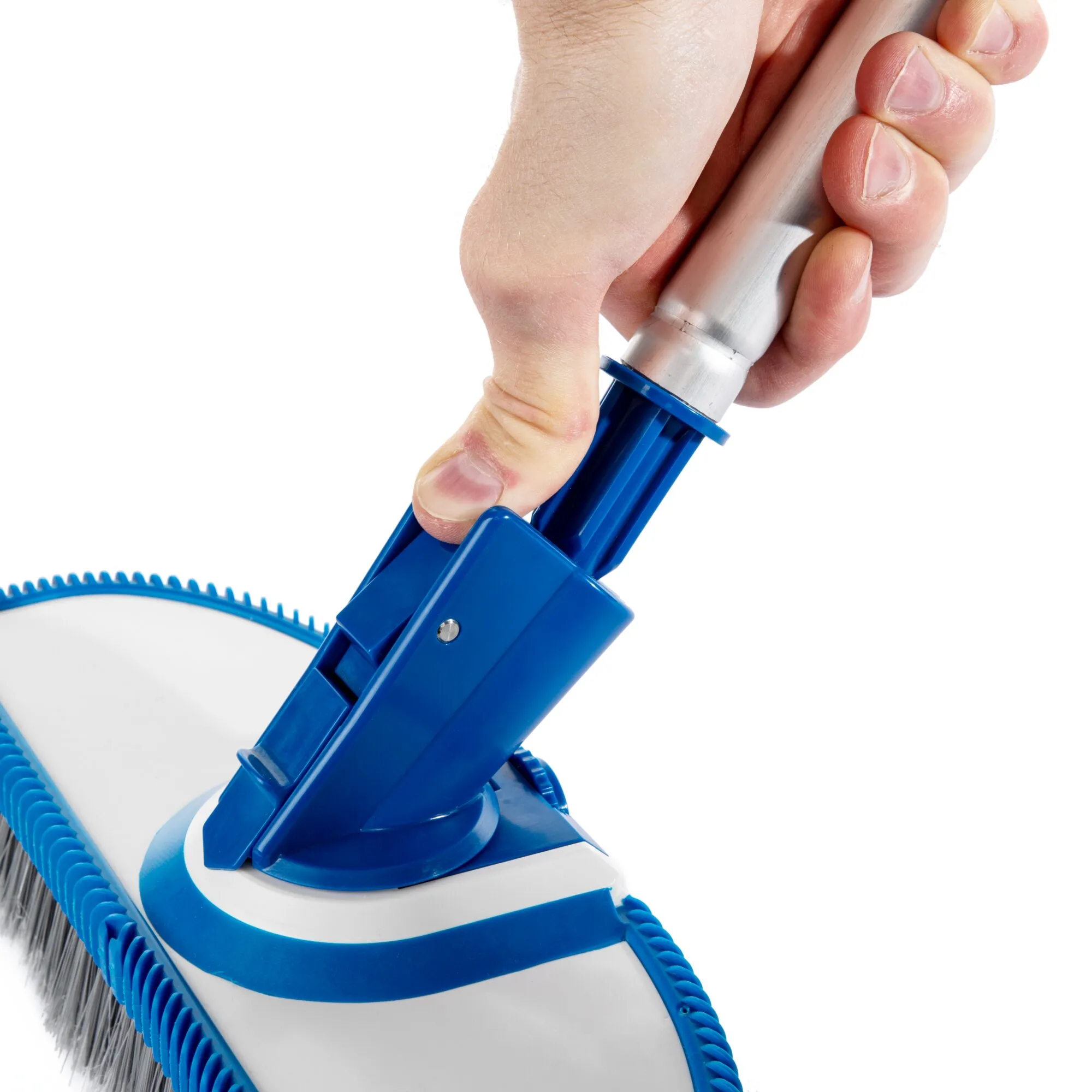 Blaue Waschbürste mit weißem Bürstenkopf, die von einer Hand auf eine Oberfläche gedrückt wird