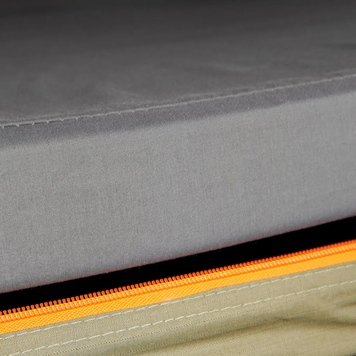 Detailaufnahme des dunkelgrünen TRT120E-Dachzelts mit grauem Stoff und auffälligem orangefarbenem Reißverschluss