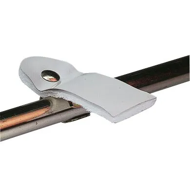 Graue Stangenschutzlasche aus Metall mit Befestigungsöffnung, über mehreren sichtbaren Metallstangen montiert