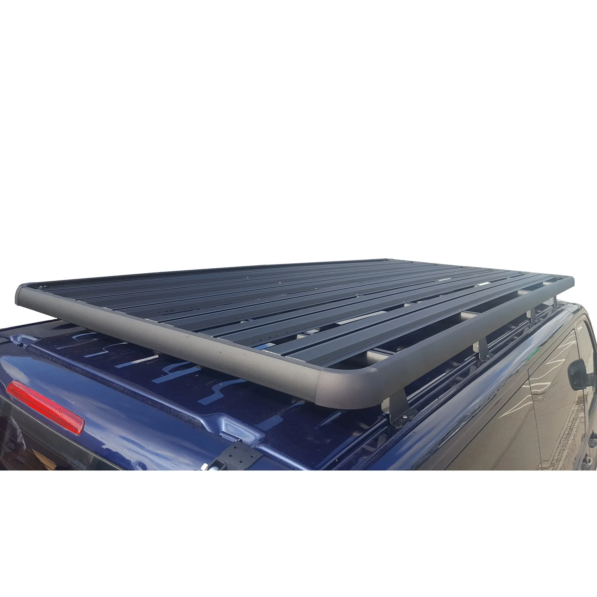 Dunkelgraue Dachreling Adventure Roof mit flacher Plattform auf dem Dach eines dunkelblauen VW T5/T6 Multivans