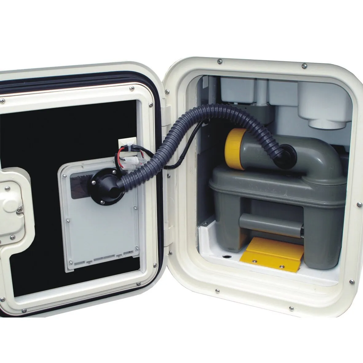 Geöffnete Servicetür mit elektrischer WC-Entlüftung für C2-, C3- und C4-Toiletten, inklusive Abluftschlauch und Anschlüssen