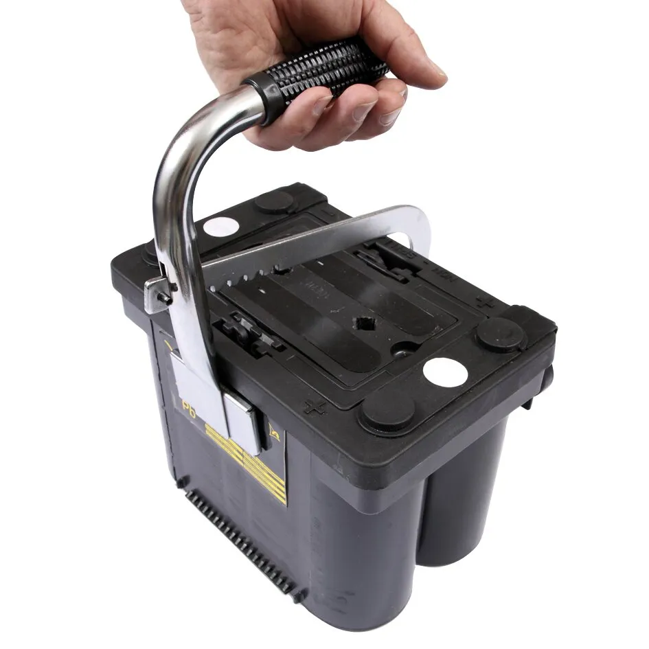 Batterietragegriff mit schwarzem Griffpolster an einem schwarzen Akku, von einer Hand angehoben