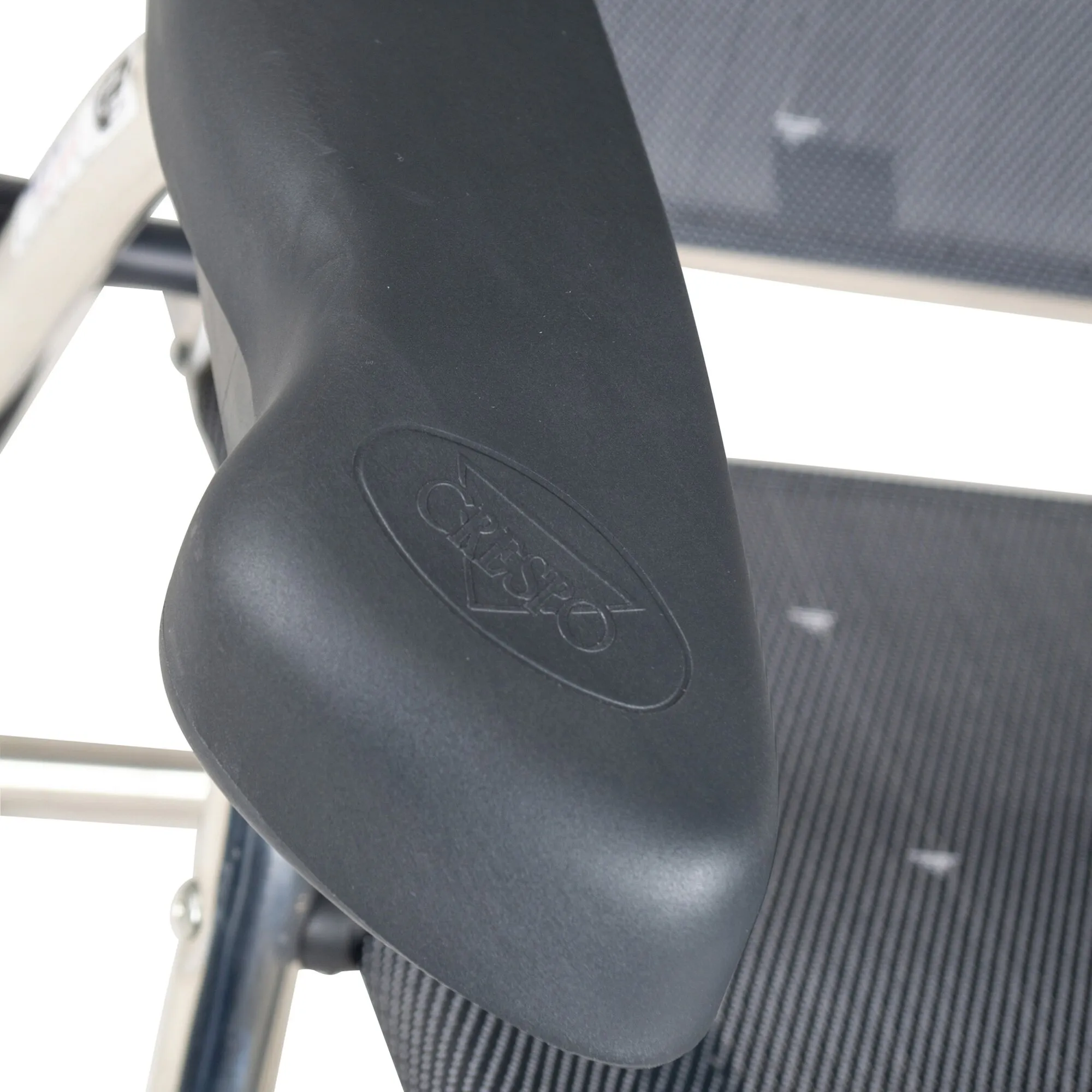 Detailaufnahme des anthrazitfarbenen Campingstuhls XS AL/215 Classic mit Armlehne, Prägelogo, Aluminiumgestell und dunklem Netzgewebe