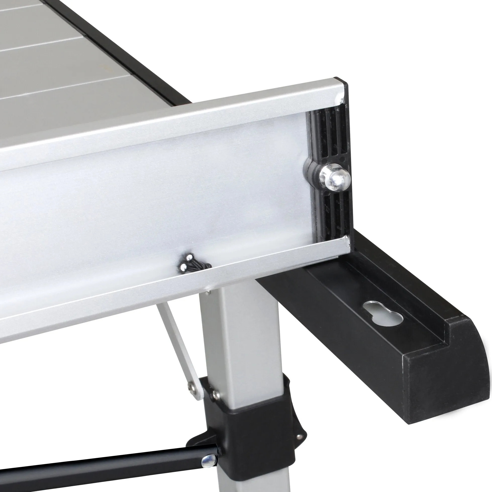 Detailaufnahme des Rolltischs Titanium Quadra Compack 4 mit silberner Platte, schwarzem Rahmen und Verriegelungsmechanismus