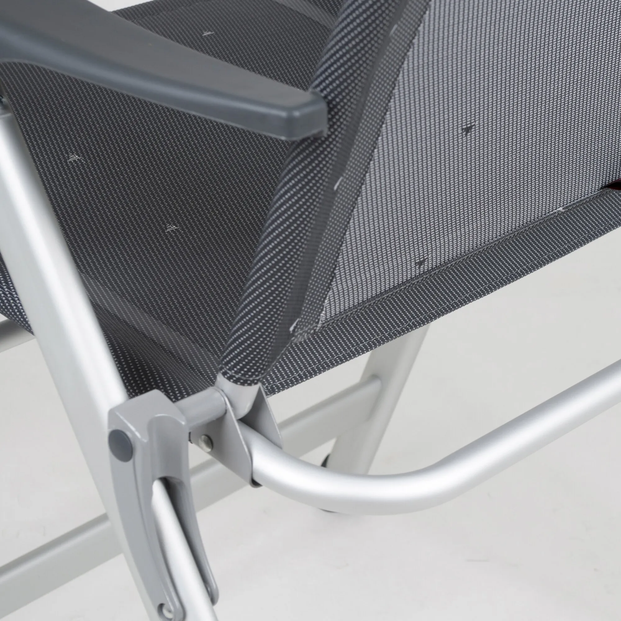 Detailaufnahme des Campingstuhls AL/237 Classic mit schwarzem Netzgewebe, grauen Armlehnen und silbernem Aluminiumgestell