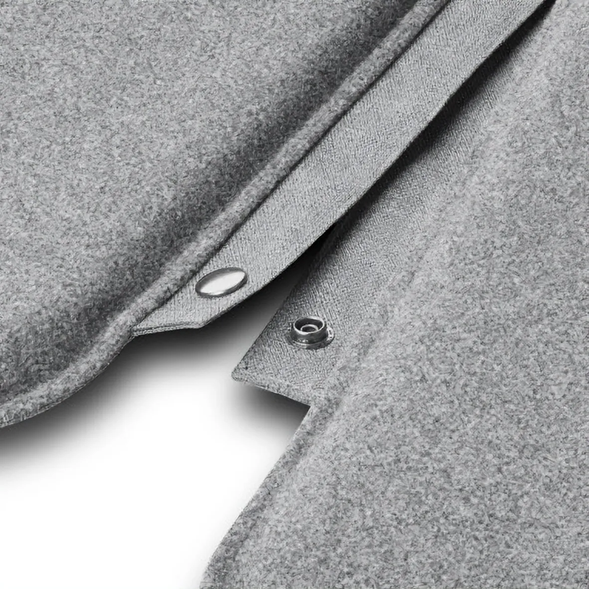 Detailaufnahme des grauen Outdoor-Heizkissens OL 750 mit strukturiertem Bezug und geöffnetem Druckknopfverschluss