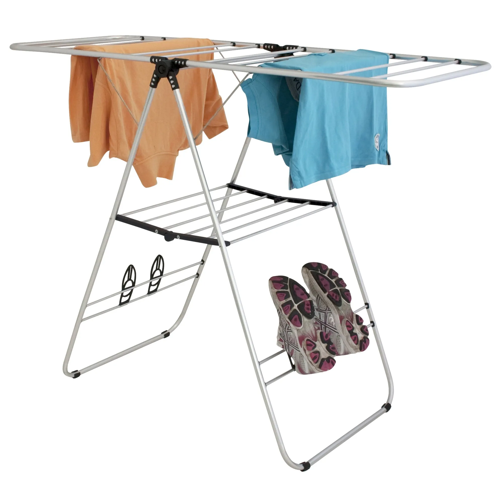 Metall-Wäscheständer mit klappbaren Armen, orange T‑Shirt links und blaues T‑Shirt rechts zum Trocknen; darunter Schuhe mit lilafarbenen Sohlen