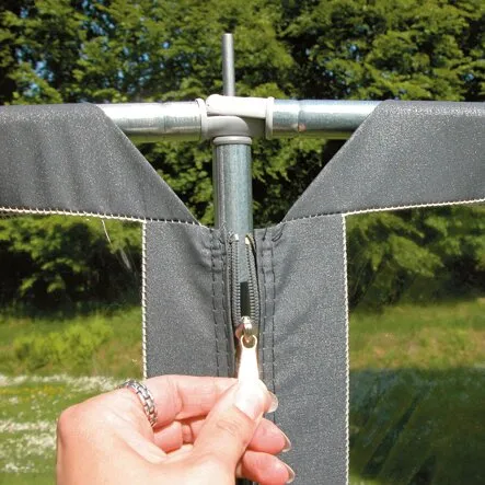 Detailaufnahme des grauen Windschutzes Flex Grey Basic mit mittiger Reißverschlussverbindung, die eine Hand öffnet