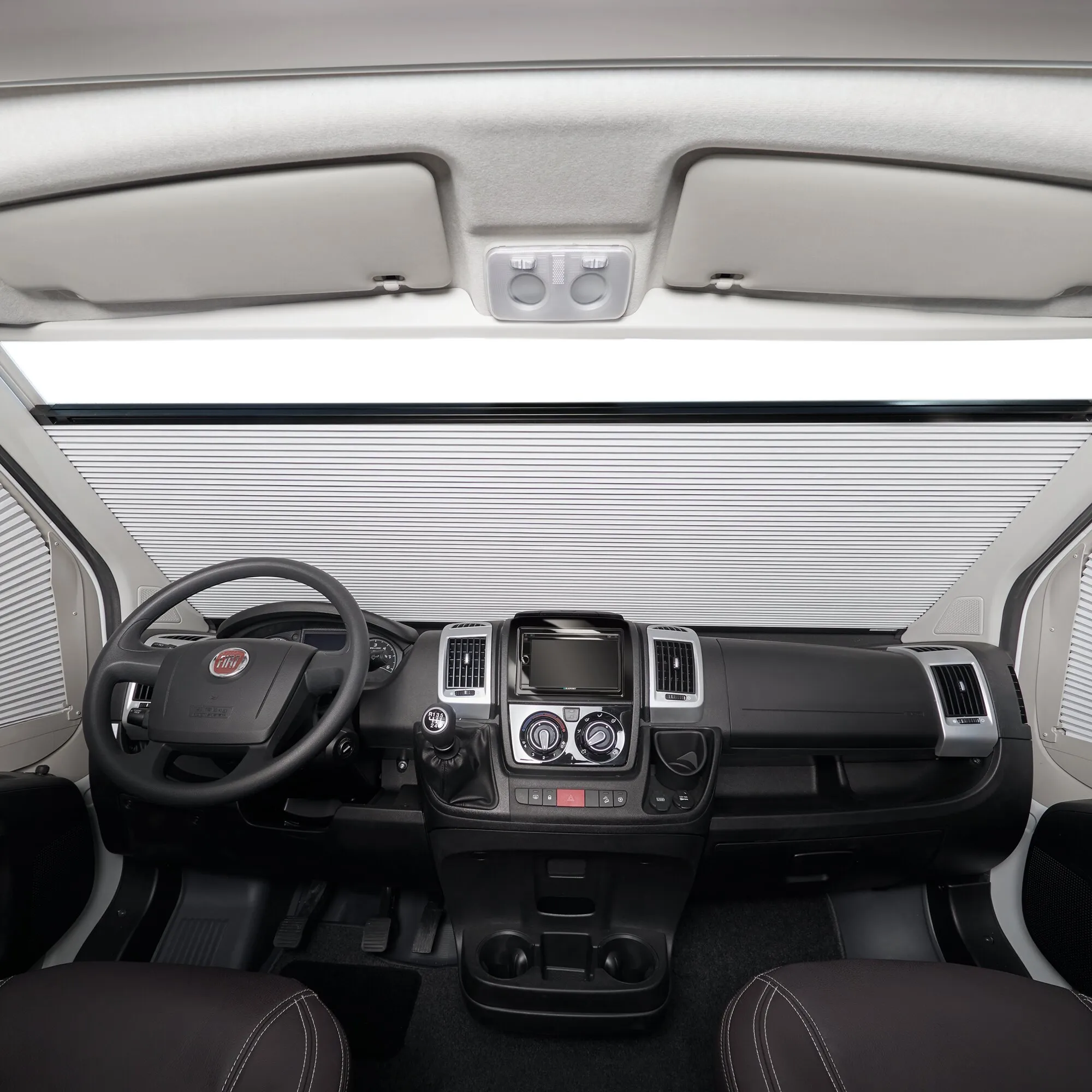 Innenansicht eines Fiat Ducato mit geschlossenem Verdunkelungssystem an Frontscheibe und Seitenfenstern geschniegelt