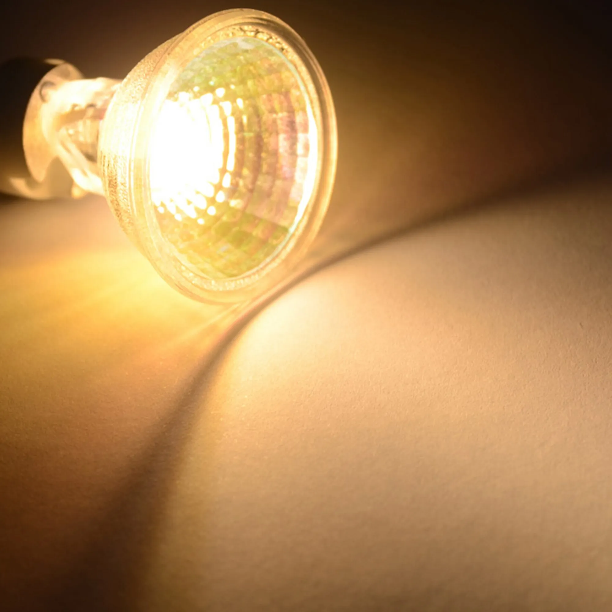 Leuchtendes LED-Leuchtmittel GU4 mit 1,50 W in Nahaufnahme, warmweißes Licht auf hellem Untergrund