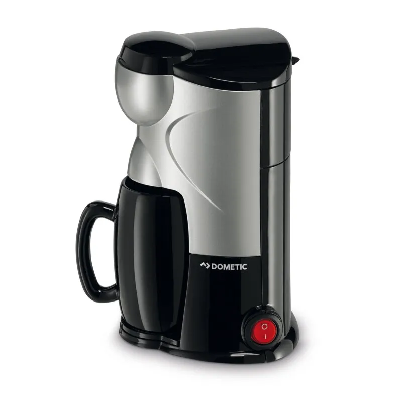 Schwarz-silberne Dometic Kaffeemaschine mit schwarzer Kanne, geschlossenem Deckel und rotem Ein-Aus-Schalter