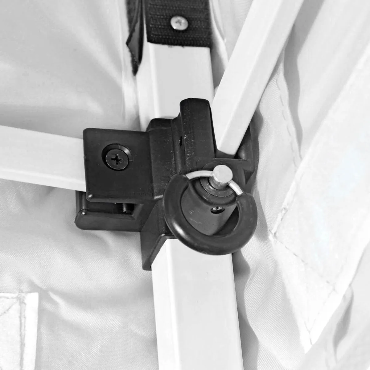 Detailaufnahme der schwarzen Verriegelung mit Splint am weißen Gestänge des Faltpavillons Zebò Enjoy 2 450 cm