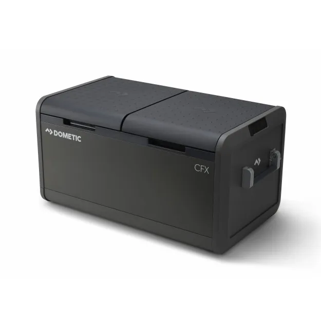 Dunkelgraue Dometic Kühlbox CFX5 95DZ mit zwei Deckeln, Frontgriff und seitlichem Bedienfeld in Dreiviertelansicht