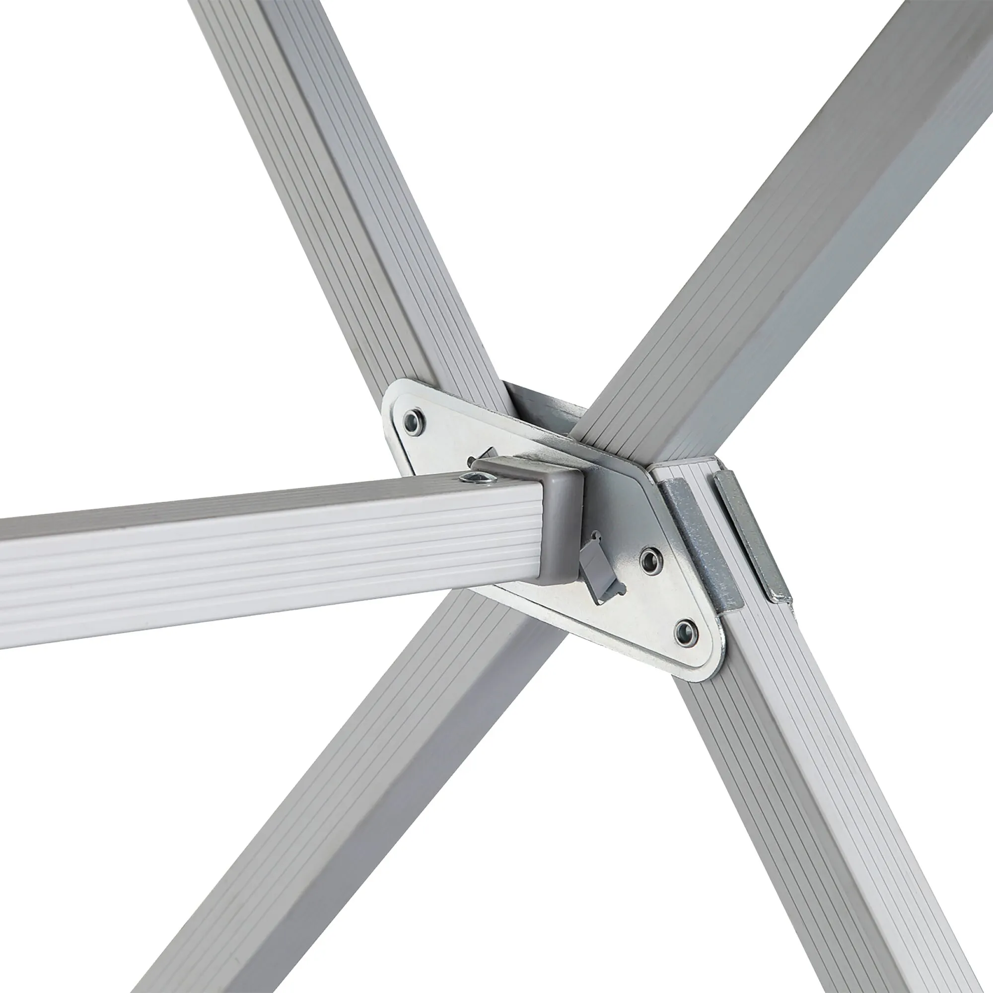 Detailaufnahme des silbernen Aluminium-Gelenks am Rolltisch Silver Gapless mit verschraubten, geriffelten Streben