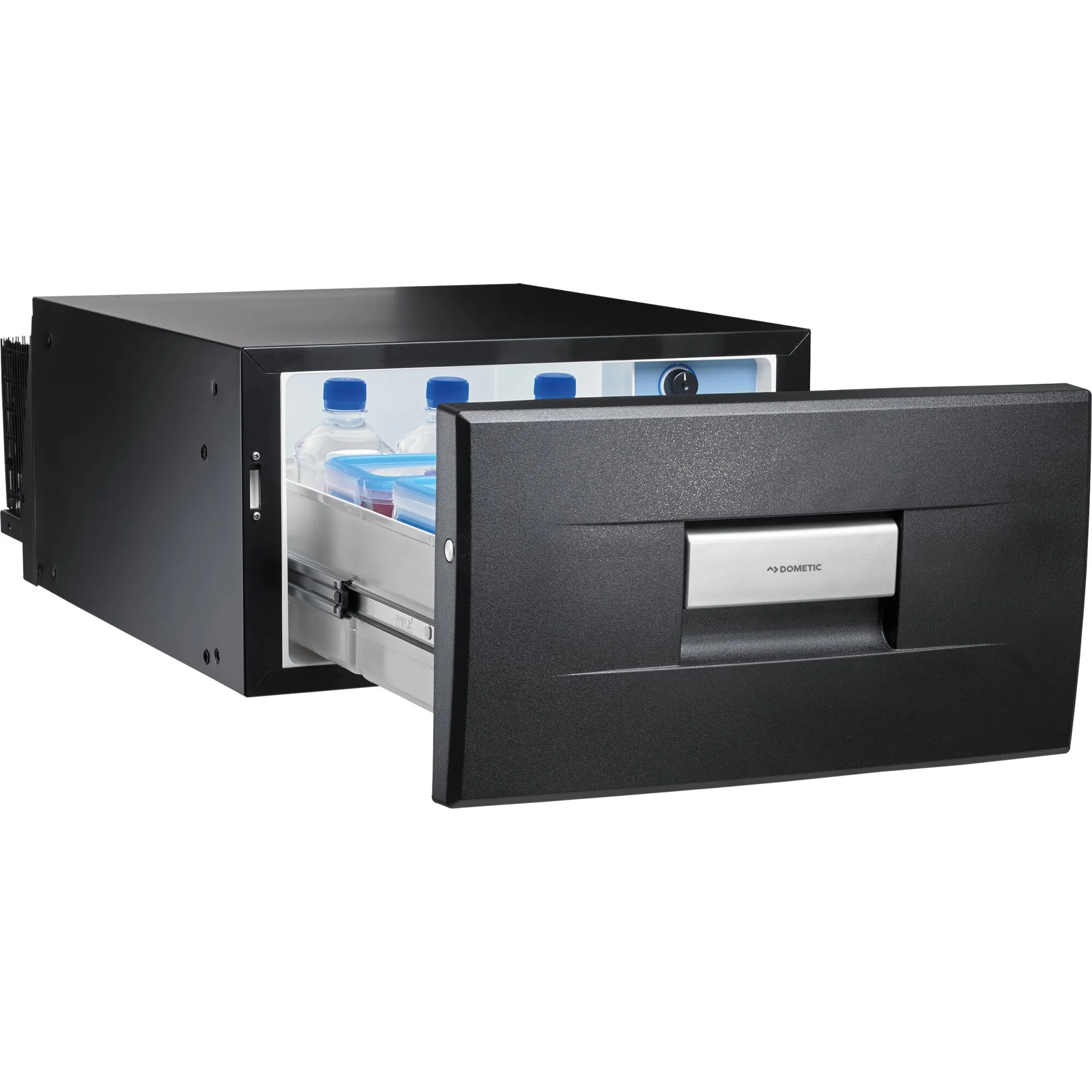 Schwarze Dometic CoolMatic CD 30 Kompressorkühlbox für 12/24 Volt mit geöffneter Schublade und Getränkeflaschen