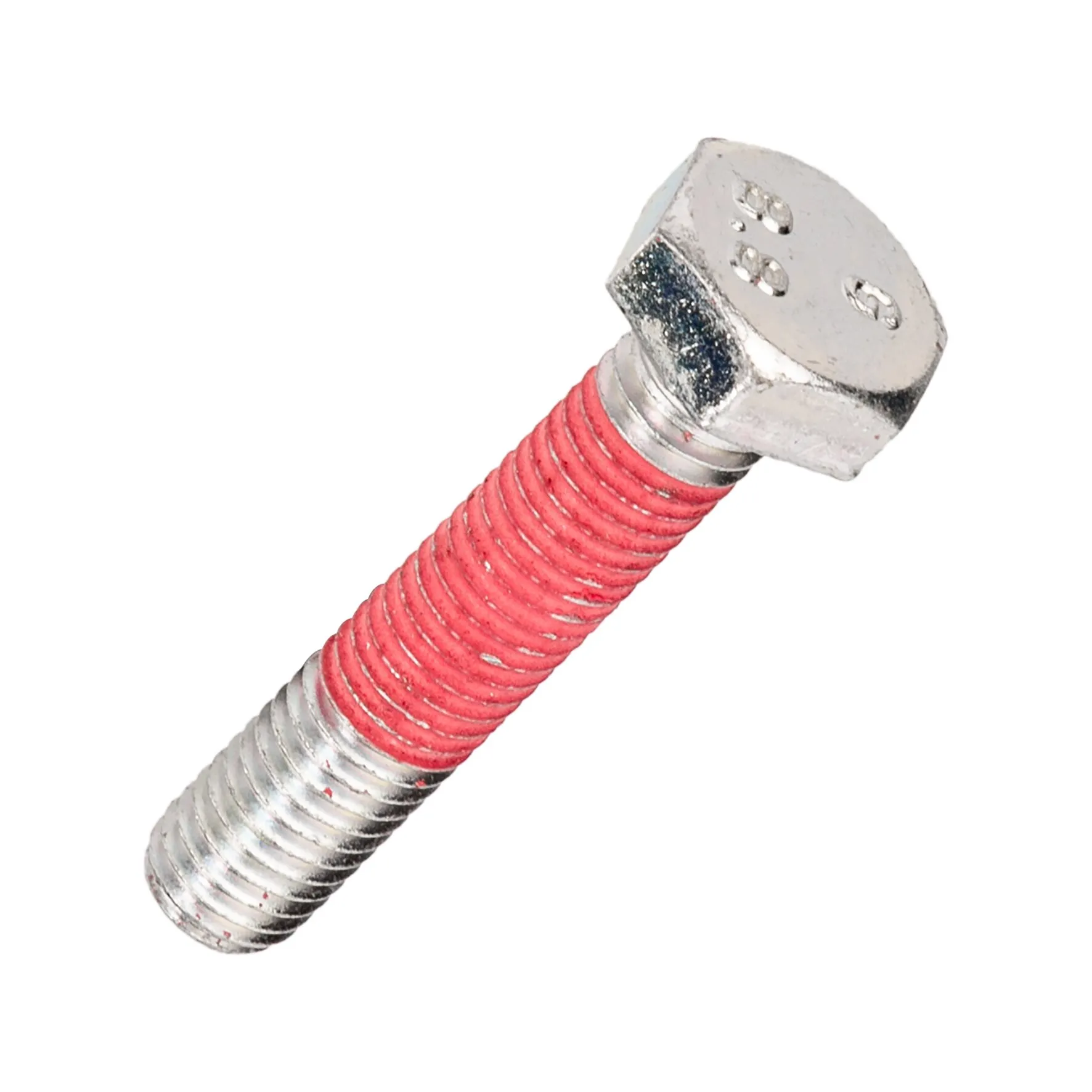 Silberne Spannschraube M10 mit rotem Gewindeüberzug, Sechskantkopf und sichtbarer Prägung 8.8 in schräger Nahaufnahme