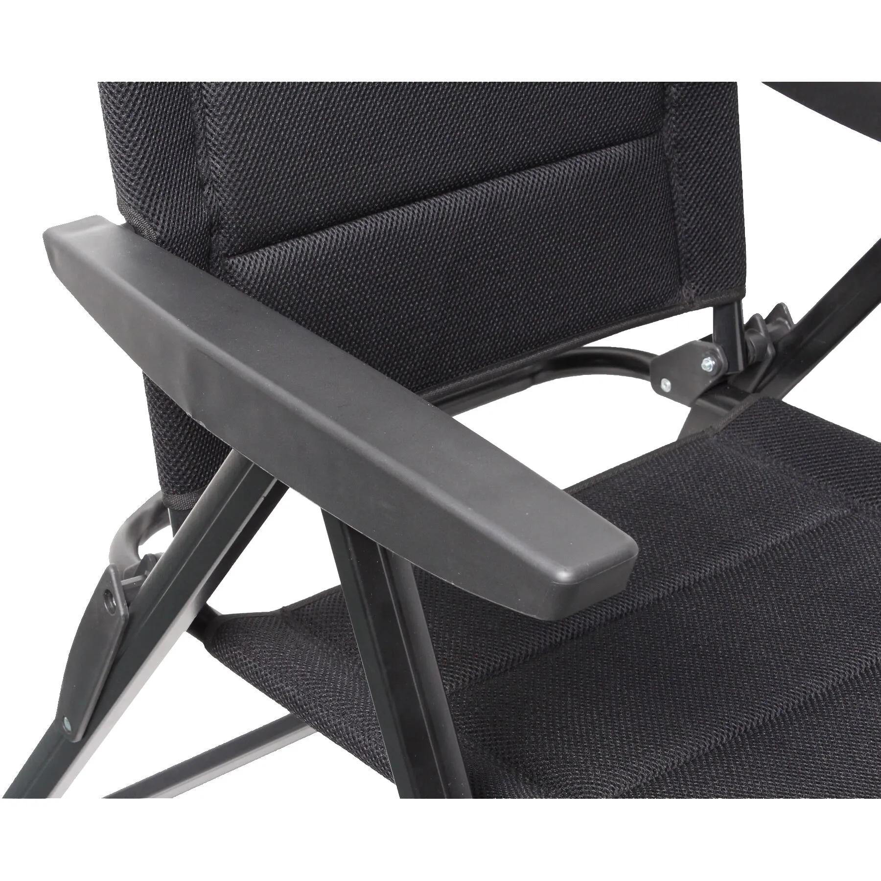 Detailaufnahme des schwarzen Campingstuhls Skye 3D mit gepolsterten Armlehnen, Netzgewebe und klappbarem Metallgestell