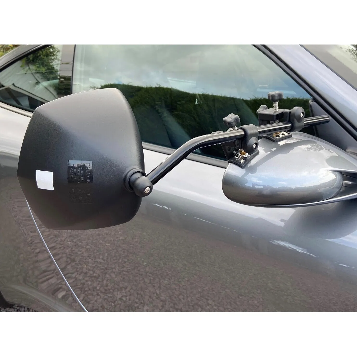 Schwarzer Caravanspiegel Grand Aero Platinum an einem silbernen Auto mit verstellbarer Halterung am Außenspiegel befestigt