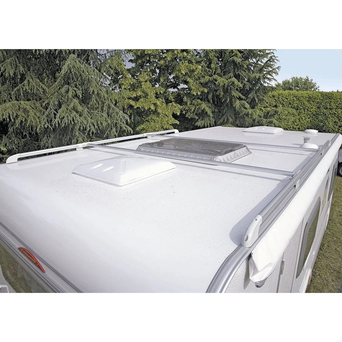 Weiße Dachreling mit silbernen Querträgern auf dem Dach eines Wohnmobils, Roof Rail mit 326 cm Länge