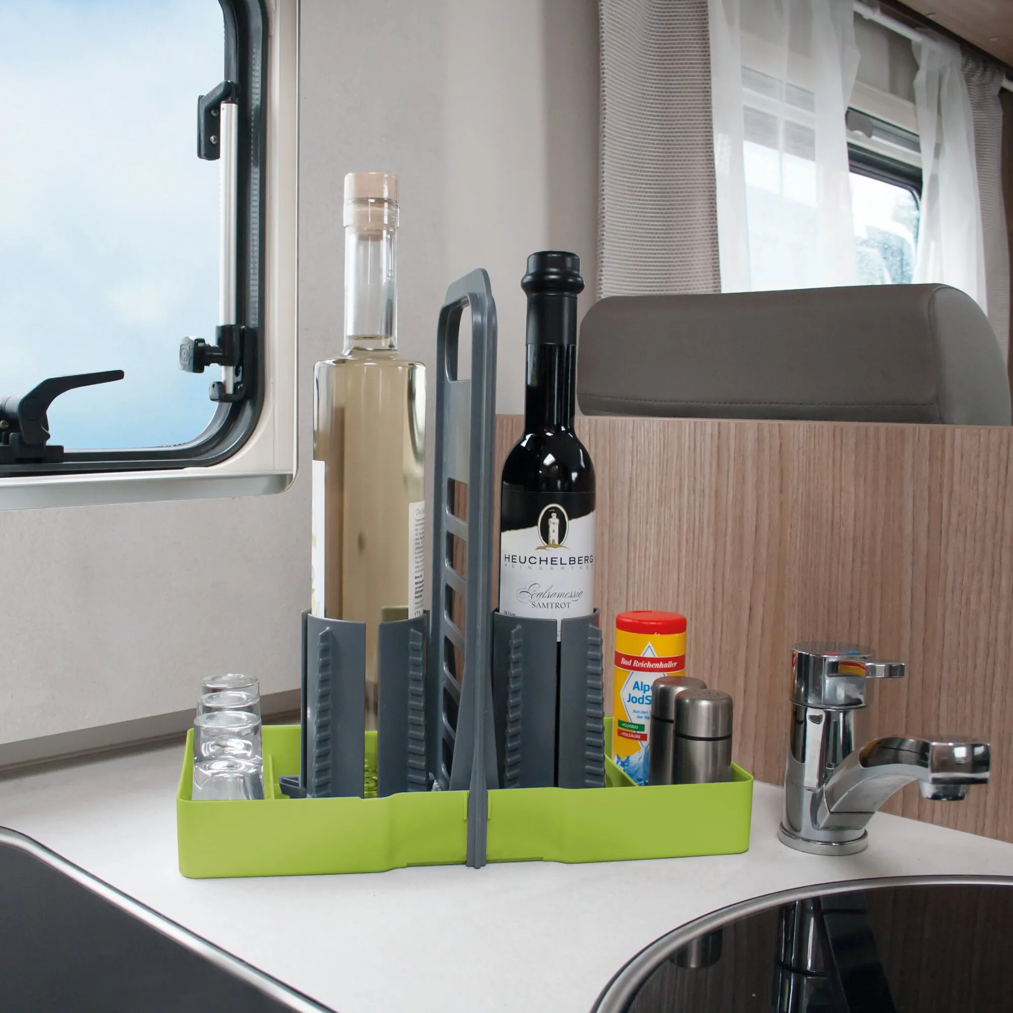 Limegrüner Flaschenhalter Multi Tray OELE auf der Küchenarbeitsplatte im Wohnmobil, bestückt mit Flaschen und Gläsern