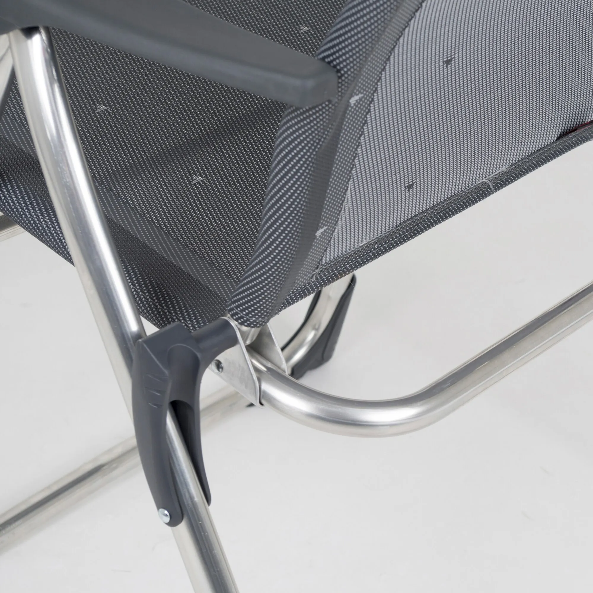Detailaufnahme des Campingstuhls XS AL/215 Compact mit schwarzem Netzgewebe, Aluminiumgestell und klappbarer Armlehne